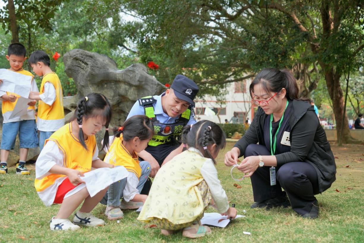 和警察一起