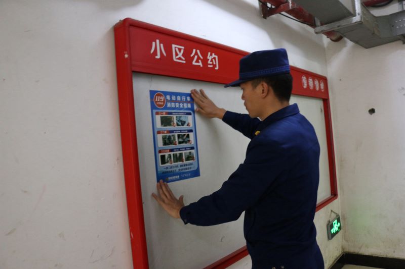 凌云县消防走进辖区高层建筑广泛张贴消防安全宣传海报