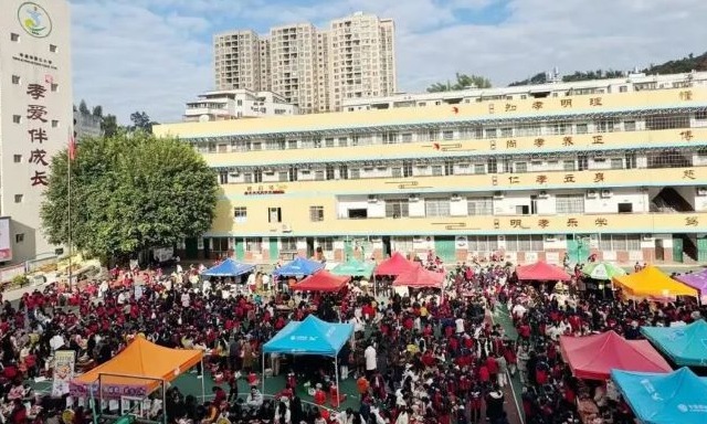 暖冬传善意 义卖聚爱心