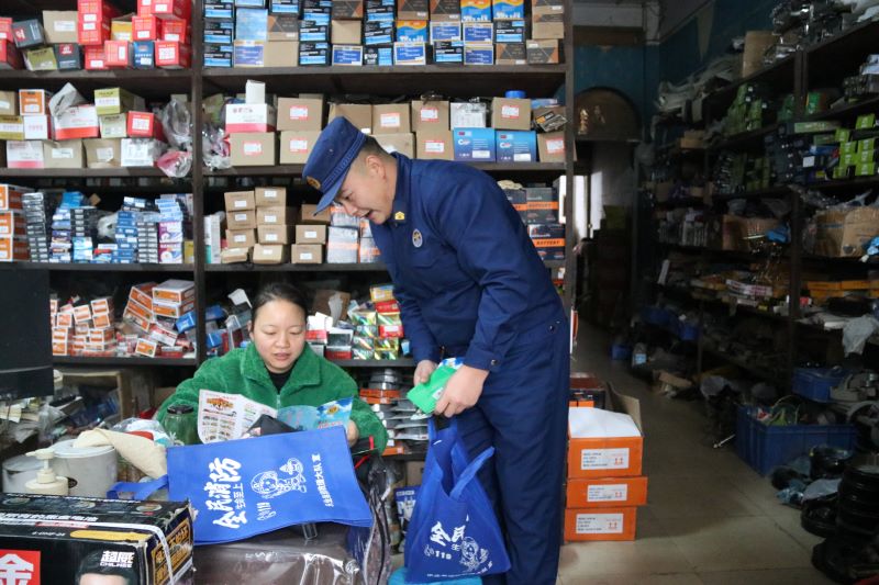 乐业消防：沿街送宣讲 筑牢经营防线