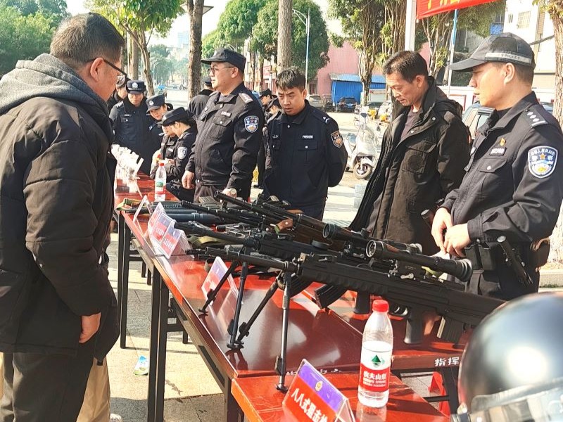 广西宁明县公安机关举行庆祝第六个中国人民警察节暨110主题宣传活动