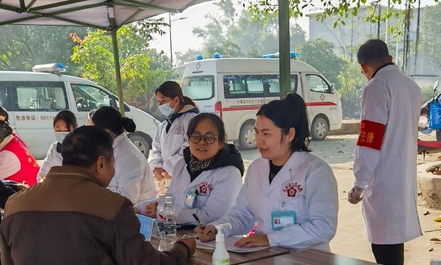 党建引领聚合力 义诊服务促健康