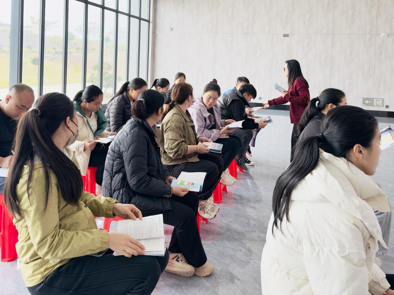 发放《民法典》宣传资料